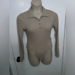 Women’s long sleeve beige cream ribbed button body suit with snaps size L 1147